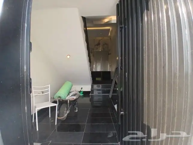 للبيع روف علوى مع ملحق مدخل مستقل تشطيبVIPحي الوسام بالخميس 3