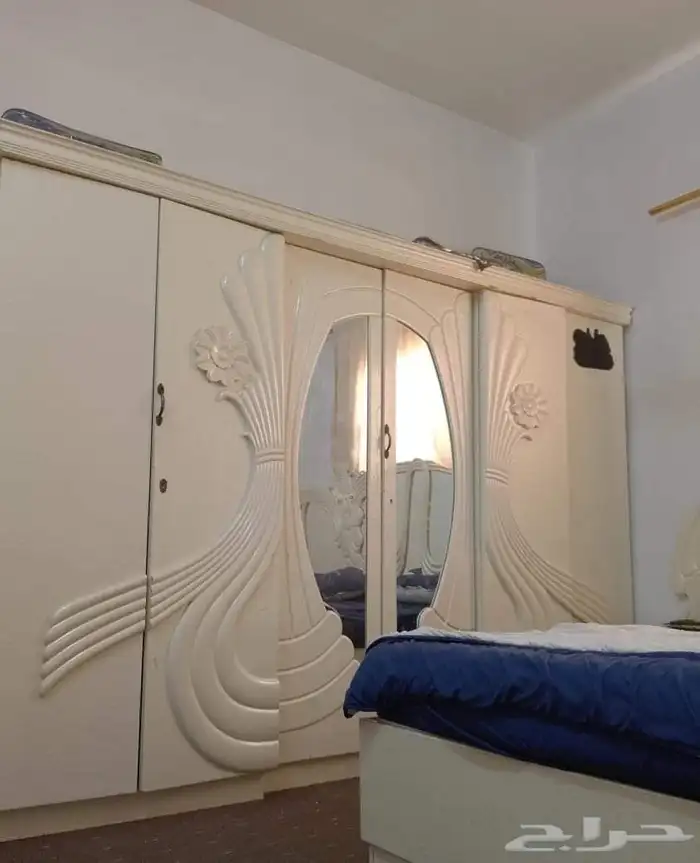 للبيع . غرفة و عدد 2 كنبة و2 كرسي جلوس 2