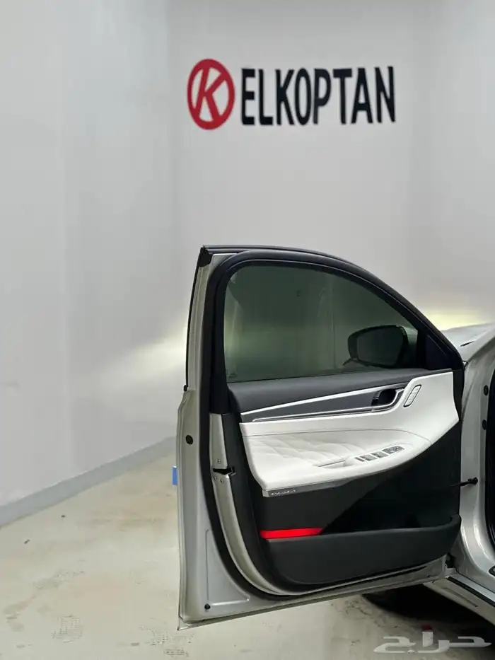 AZERA 2022 تم البيع 8