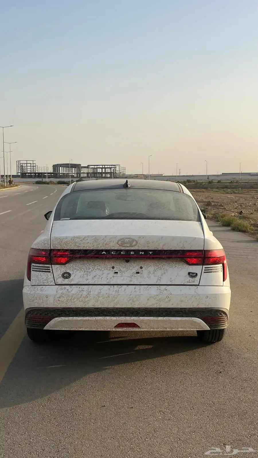 اكسنت سمارت ابيض سقف أسود 2025 1