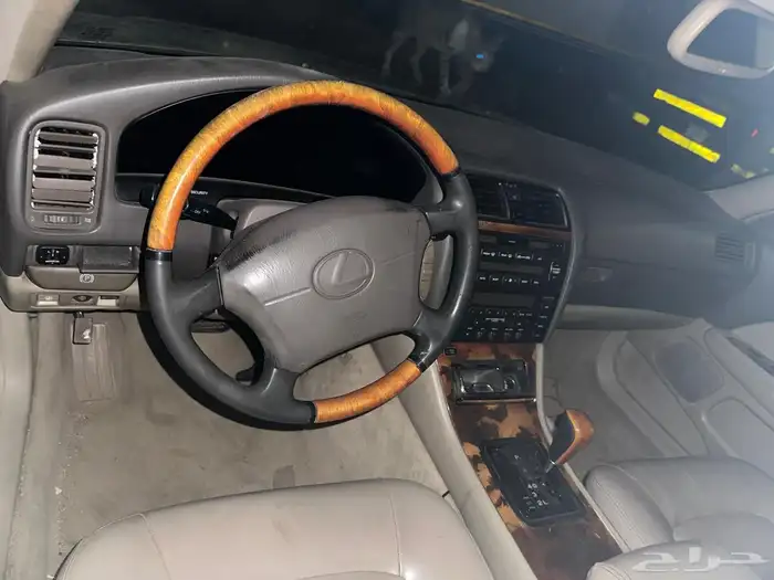 البيع قطع غيار تشليح لكزس LS400 موديل 2000 7
