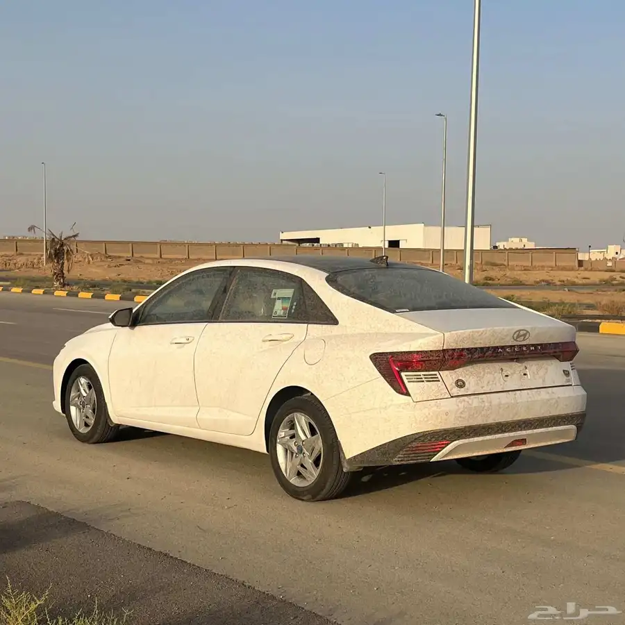 اكسنت سمارت ابيض سقف أسود 2025 0