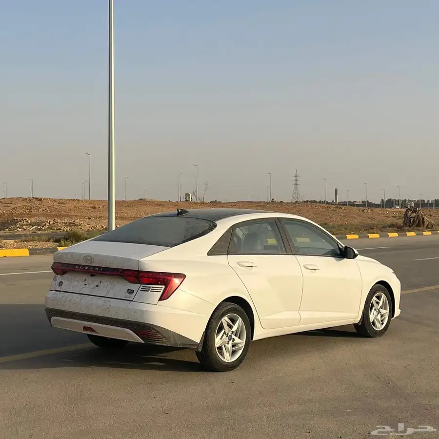 اكسنت سمارت ابيض سقف أسود 2025 2