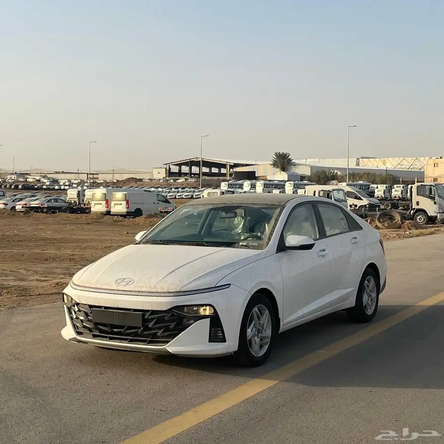 اكسنت سمارت ابيض سقف أسود 2025 4
