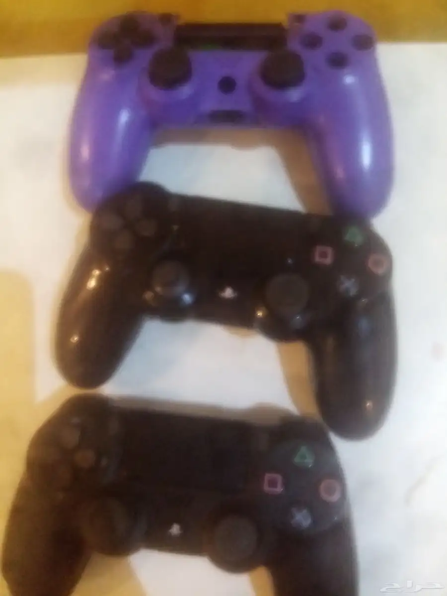 سوني 4 معاه حسابه للبيع مستعجل معاه حساب 3 ايادي وشريط GTA 1