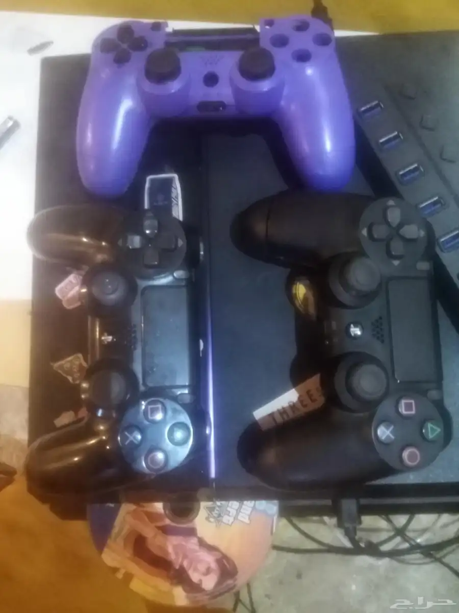 سوني 4 معاه حسابه للبيع مستعجل معاه حساب 3 ايادي وشريط GTA 0