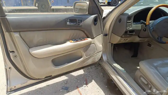 البيع قطع غيار تشليح لكزس LS400 موديل 2000 4