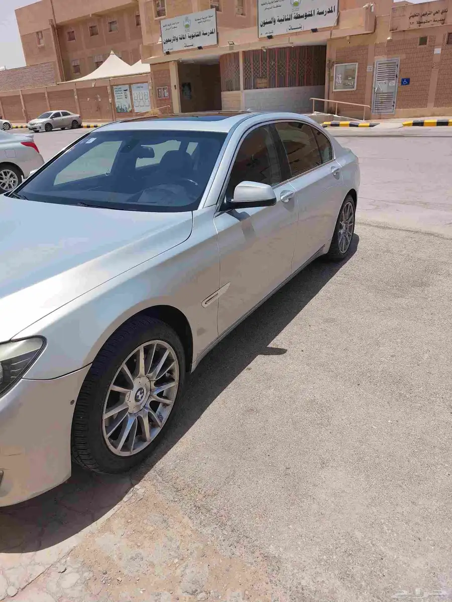 سيارة BmWفول كامل موديل طراز المركبة اي ال740 موديل2012 index