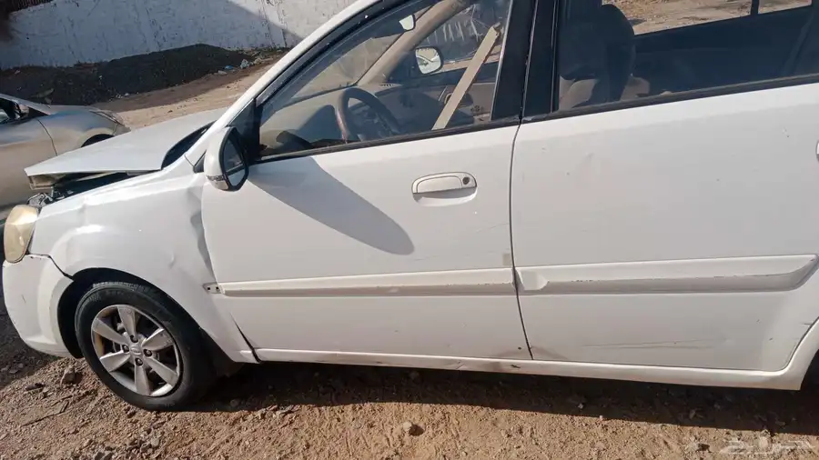السياره كيا ريوا في صدمه من الامامه مثليه الي في صوره امامك 3