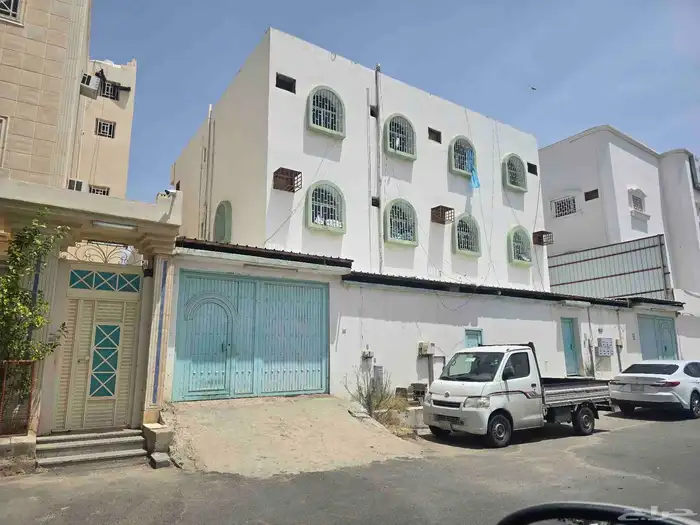 عمارة استثماريه للبيع بمخطط هيف 4