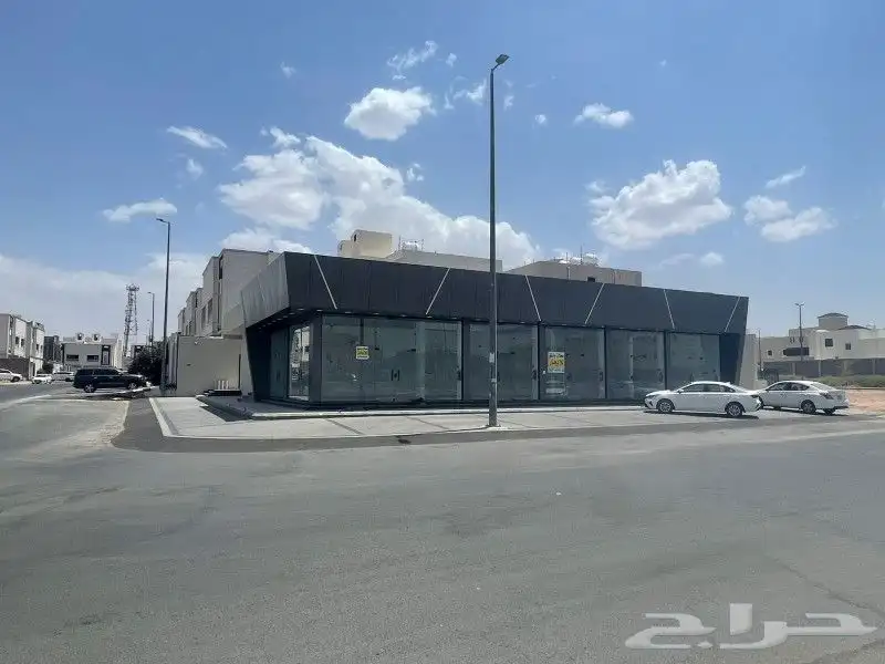 معرض تجاري بسطح للإيجار بحي المضباع بالطائف 0