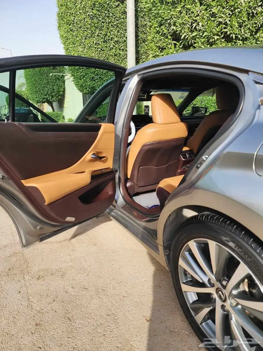 ES300h للبيع سيارة لكزس موديل 2019 طراز 6