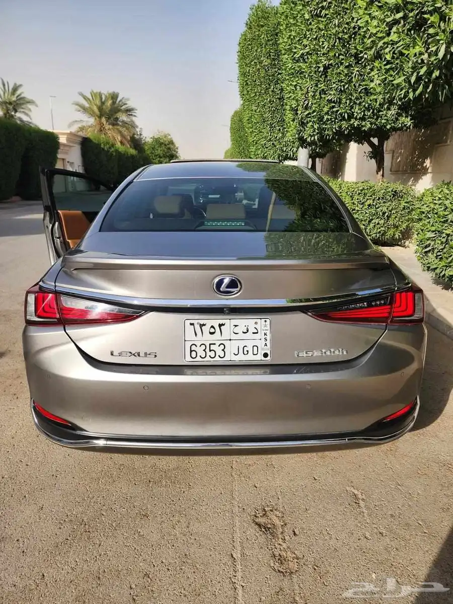 ES300h للبيع سيارة لكزس موديل 2019 طراز 1