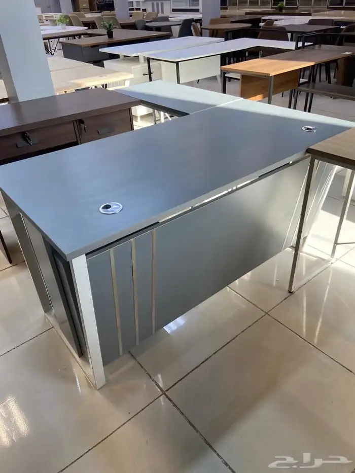 جميع مقاسات وتصاميم طاولات المكتب متوفرة لدينا 42