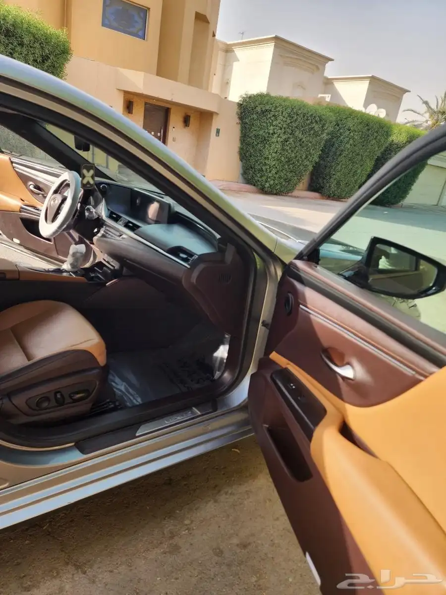 ES300h للبيع سيارة لكزس موديل 2019 طراز 4