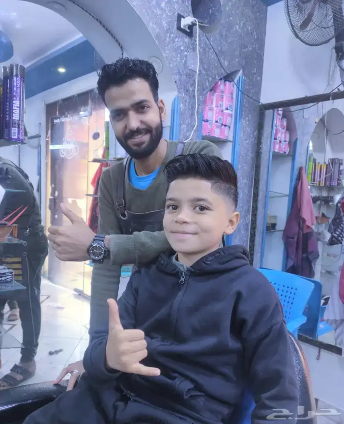 حلاقين مصريين اعمارهم صغيره خبره فى جميع القصات 0