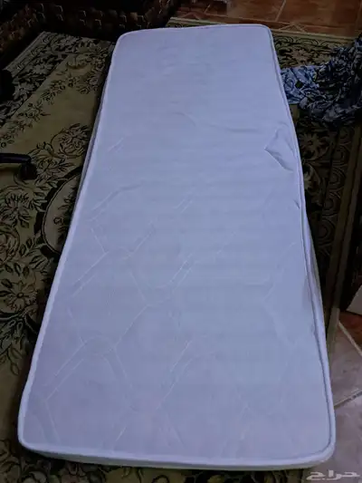 سرير ايكيا خشب قوي معه مرتبه 3
