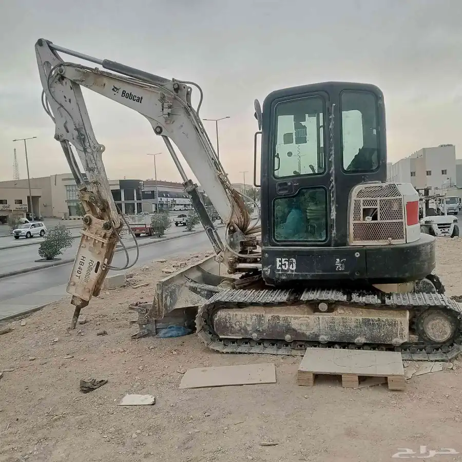 موجود بكلين صغير حجم خمسه طن بكت ودقاق 1