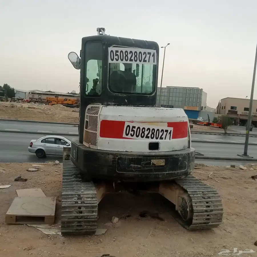 موجود بكلين صغير حجم خمسه طن بكت ودقاق 0