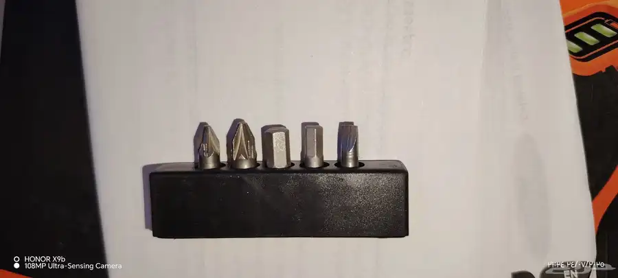 مفك كهربائي يعمل بالبطارية معه خمس اشكال من المفكات 3