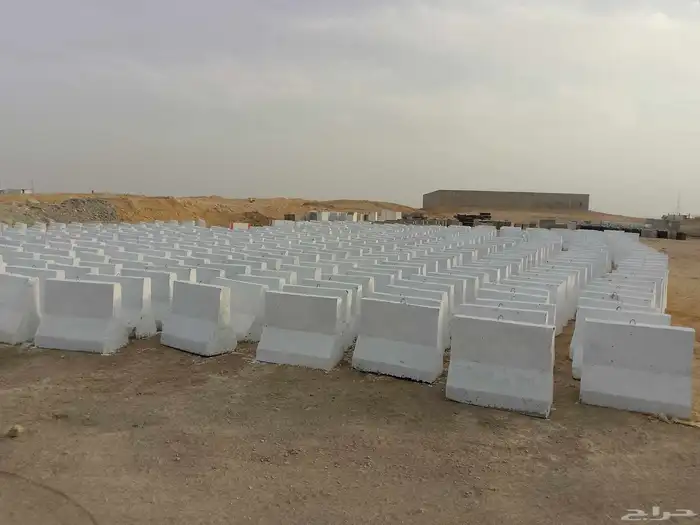 حواجز خرسانية قواعد أعمدة إنارة 0