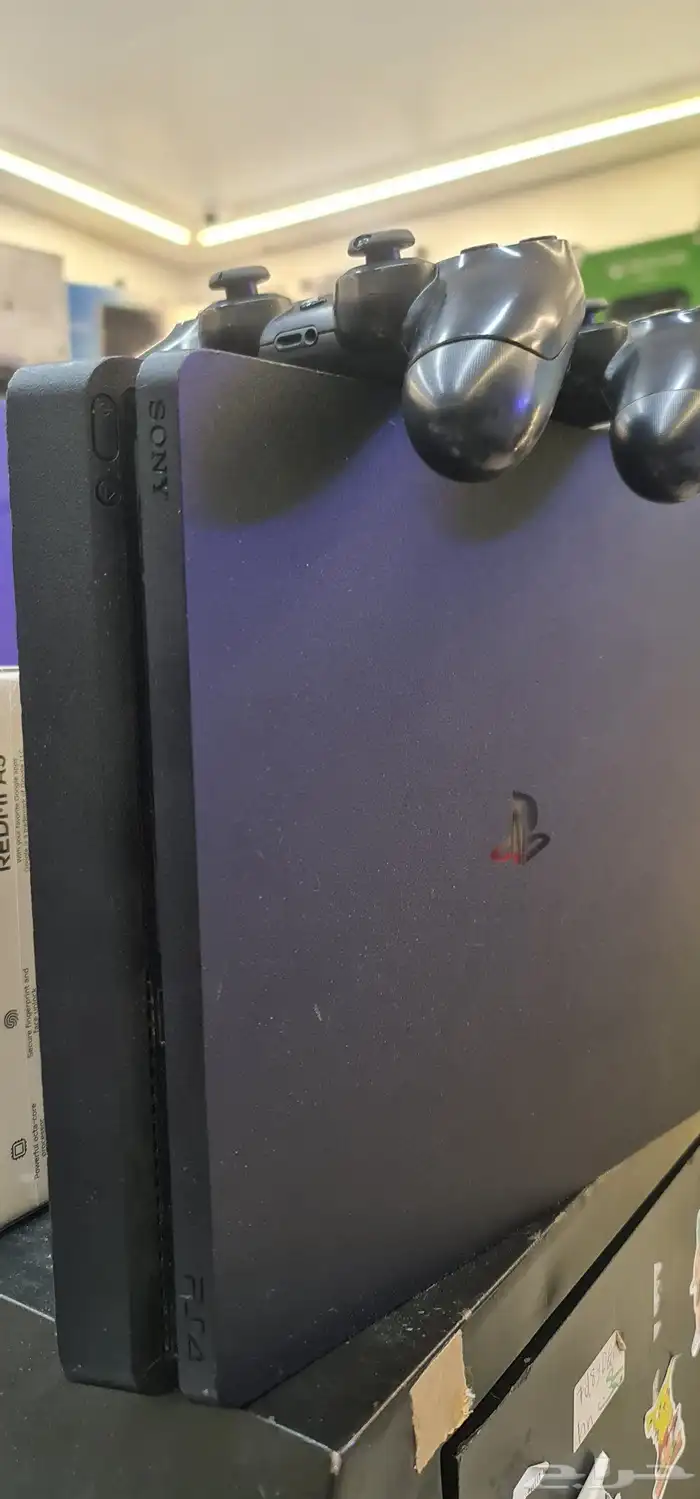 جهاز بلاستيشن فور نضيف جدا ولم يدخل صيانه مع يدين اصليه 0