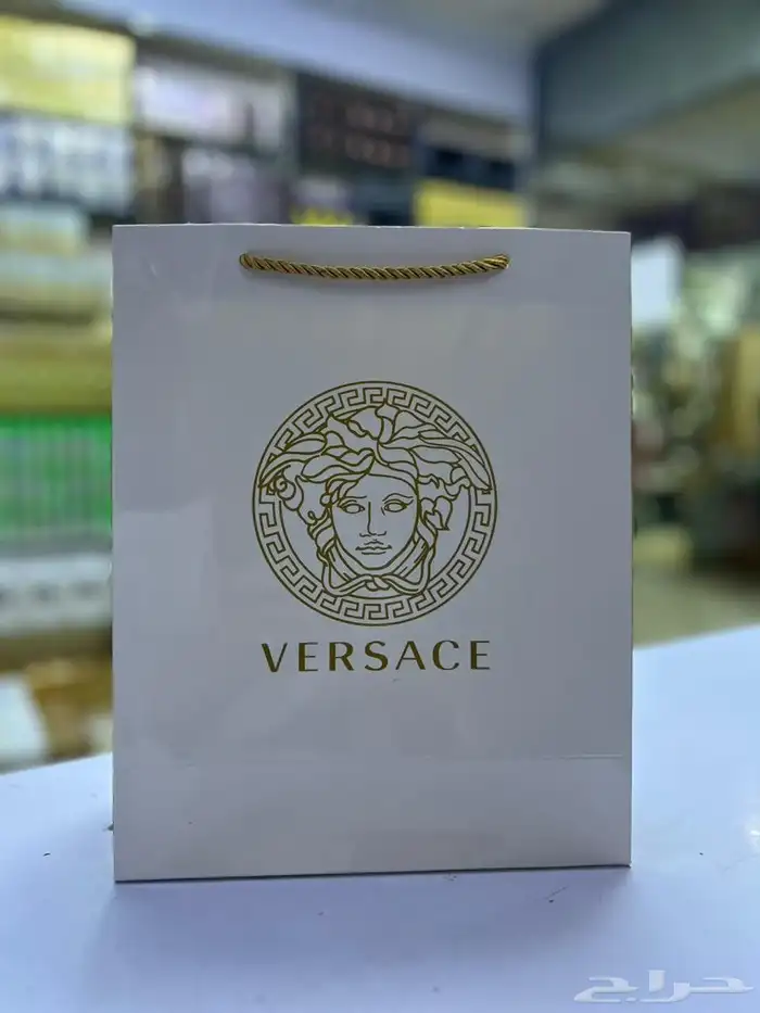 موزع عطور مكياج وأكياس ماركات 1