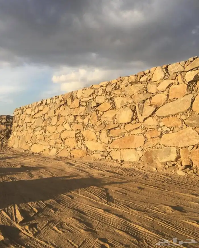 بناء جدران الحجر كماهو بالصورة بعسير 0