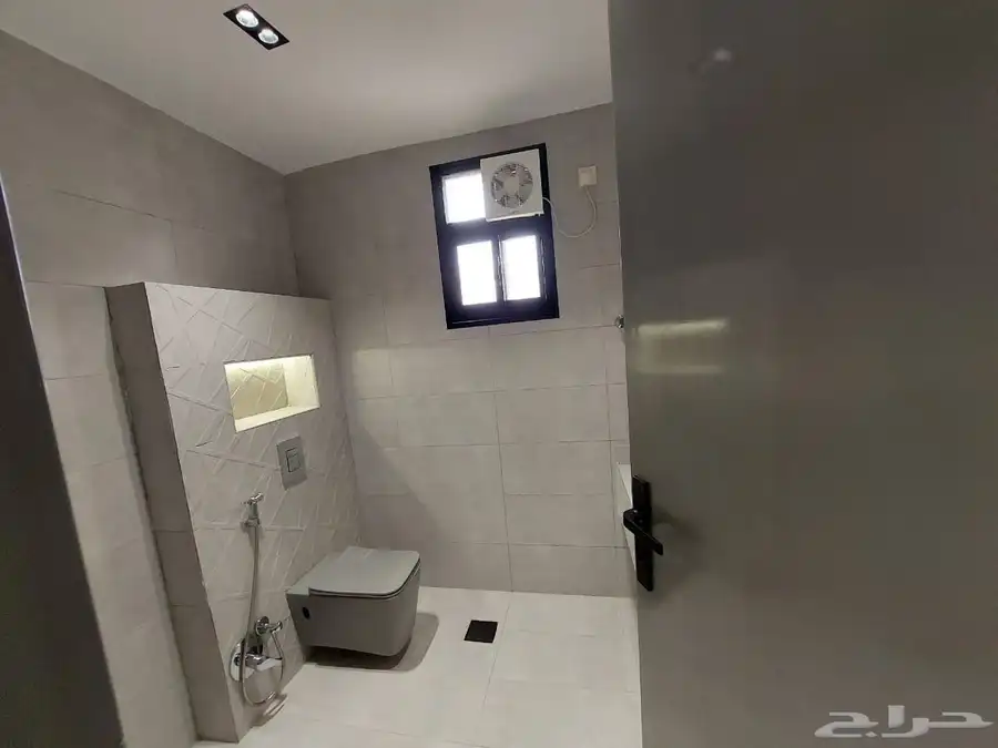للبيع فله روف بحي حطين ابها غرب المطار مدخل مستقل ودج دخلي 22