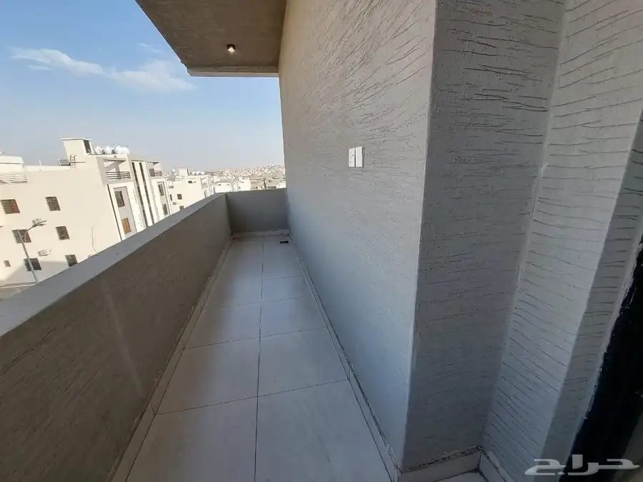 للبيع فله روف بحي حطين ابها غرب المطار مدخل مستقل ودج دخلي 8