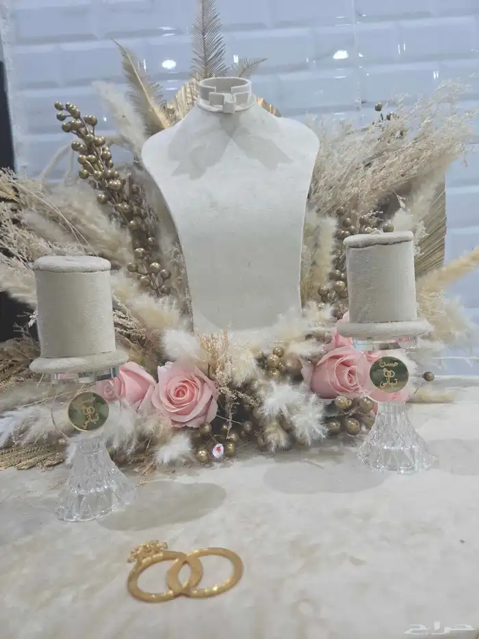 ستاند شبكة و ملكة باللون البيج و الوردي و الذهبي 3