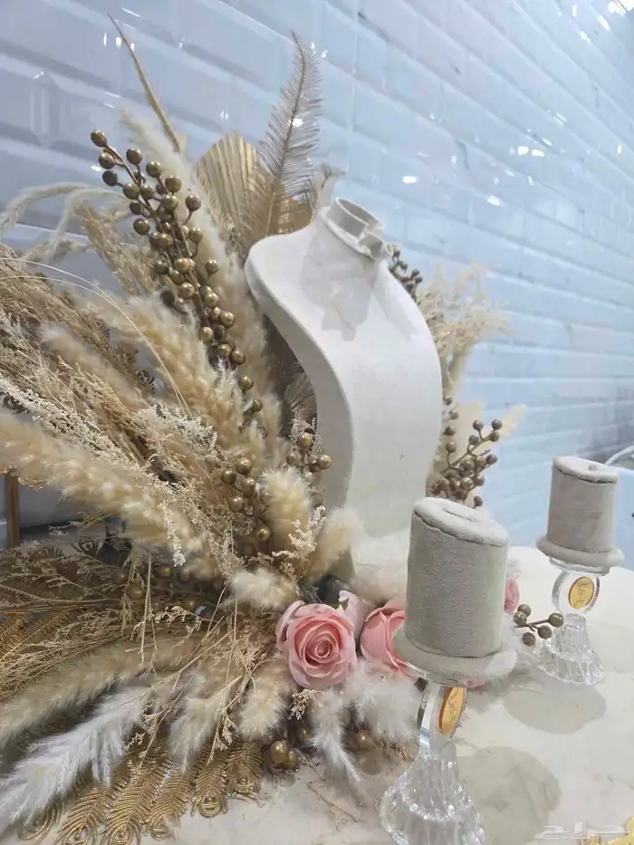 ستاند شبكة و ملكة باللون البيج و الوردي و الذهبي 0