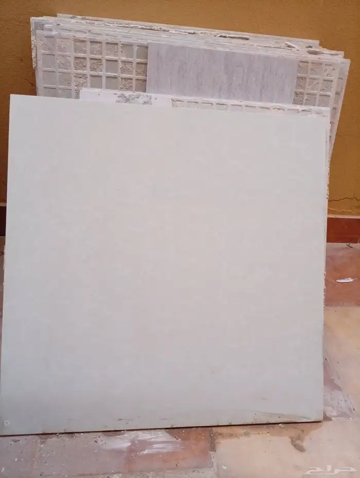 سيراميك العدد 90 و المقاس 90في 90 لون ابيض و 3 قطع رخام 1