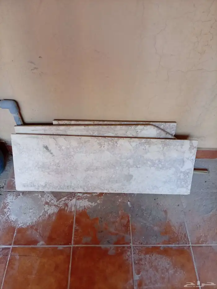 سيراميك العدد 90 و المقاس 90في 90 لون ابيض و 3 قطع رخام 6