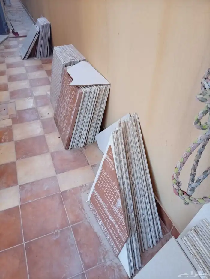 سيراميك العدد 90 و المقاس 90في 90 لون ابيض و 3 قطع رخام 5