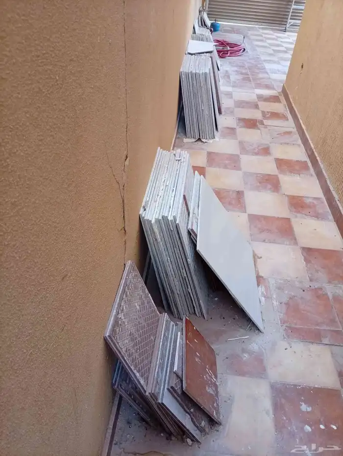 سيراميك العدد 90 و المقاس 90في 90 لون ابيض و 3 قطع رخام 2