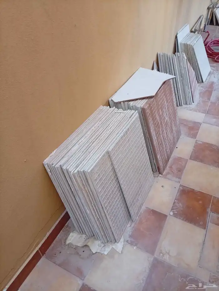 سيراميك العدد 90 و المقاس 90في 90 لون ابيض و 3 قطع رخام 3