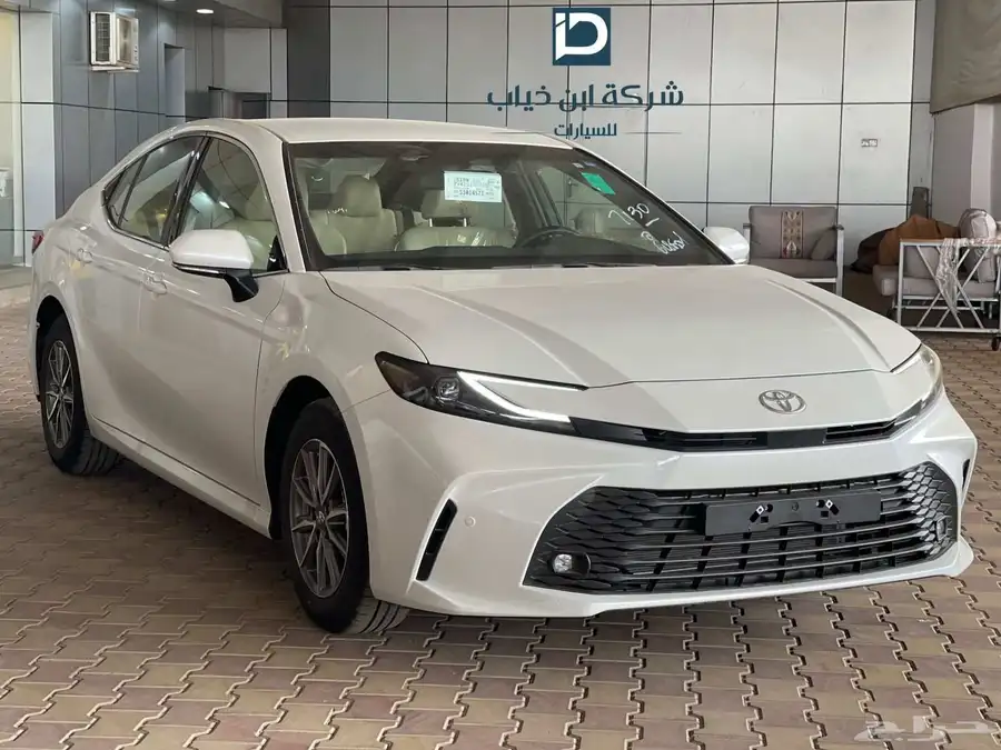 تويوتا كامري 2025 استاندر سعودي E ملوووح ابيض اسود 0