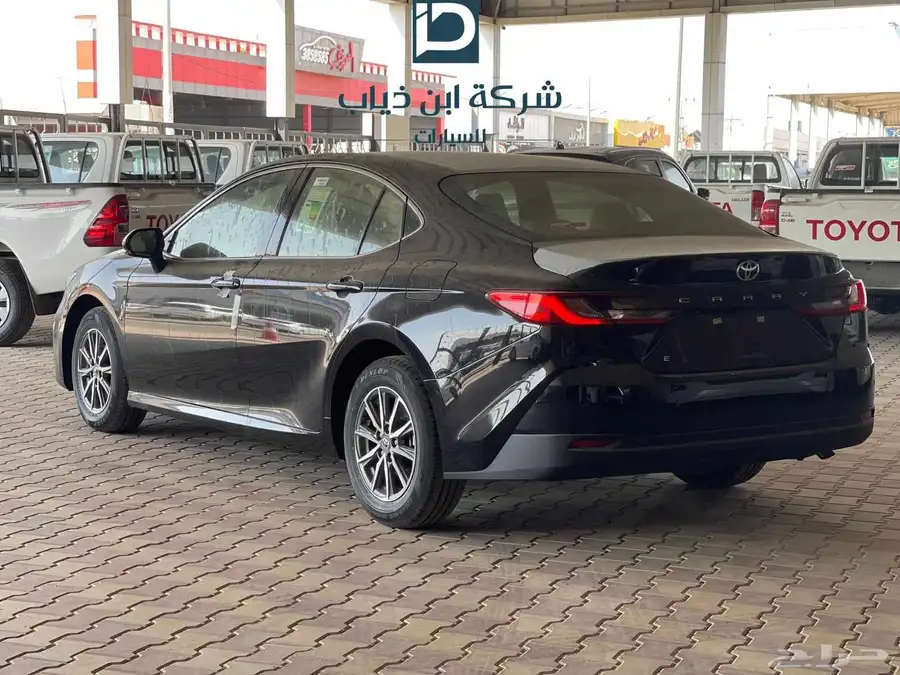تويوتا كامري 2025 استاندر سعودي E ملوووح ابيض اسود 3