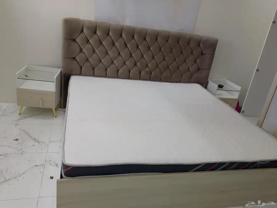 غرفه نوم جديد مفيها الا المره مكسوره فقط مع المرتبه 1