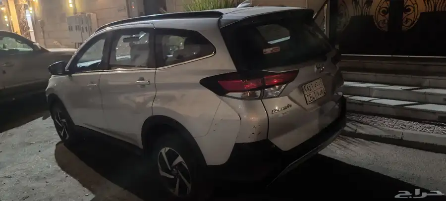 سياره تويوتا جيب رش نوع ثلاث مقاعد بصمه جير اتوماتيك حساسات 2