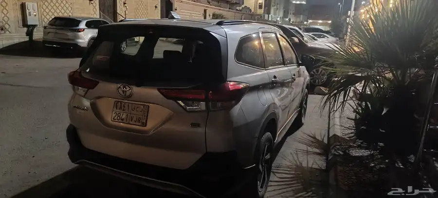 سياره تويوتا جيب رش نوع ثلاث مقاعد بصمه جير اتوماتيك حساسات 1