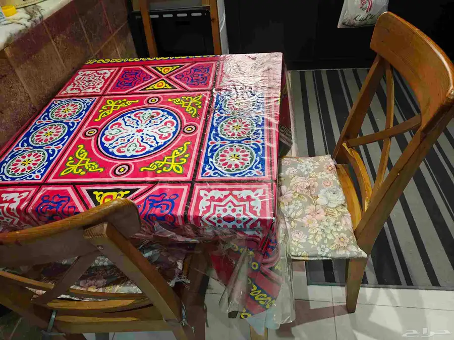 طاوله سفرة ودولاب كما موضحين في الصورة لوجهه لله 1