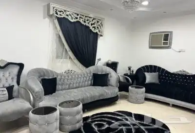 طقم كنب شبه جديد يتكون من 8 قطع معا طاولات الخدمة 0