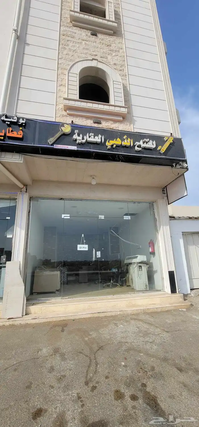 مكتب عقارات او خدمات للإيجار مع الأغراض الموجودة 6
