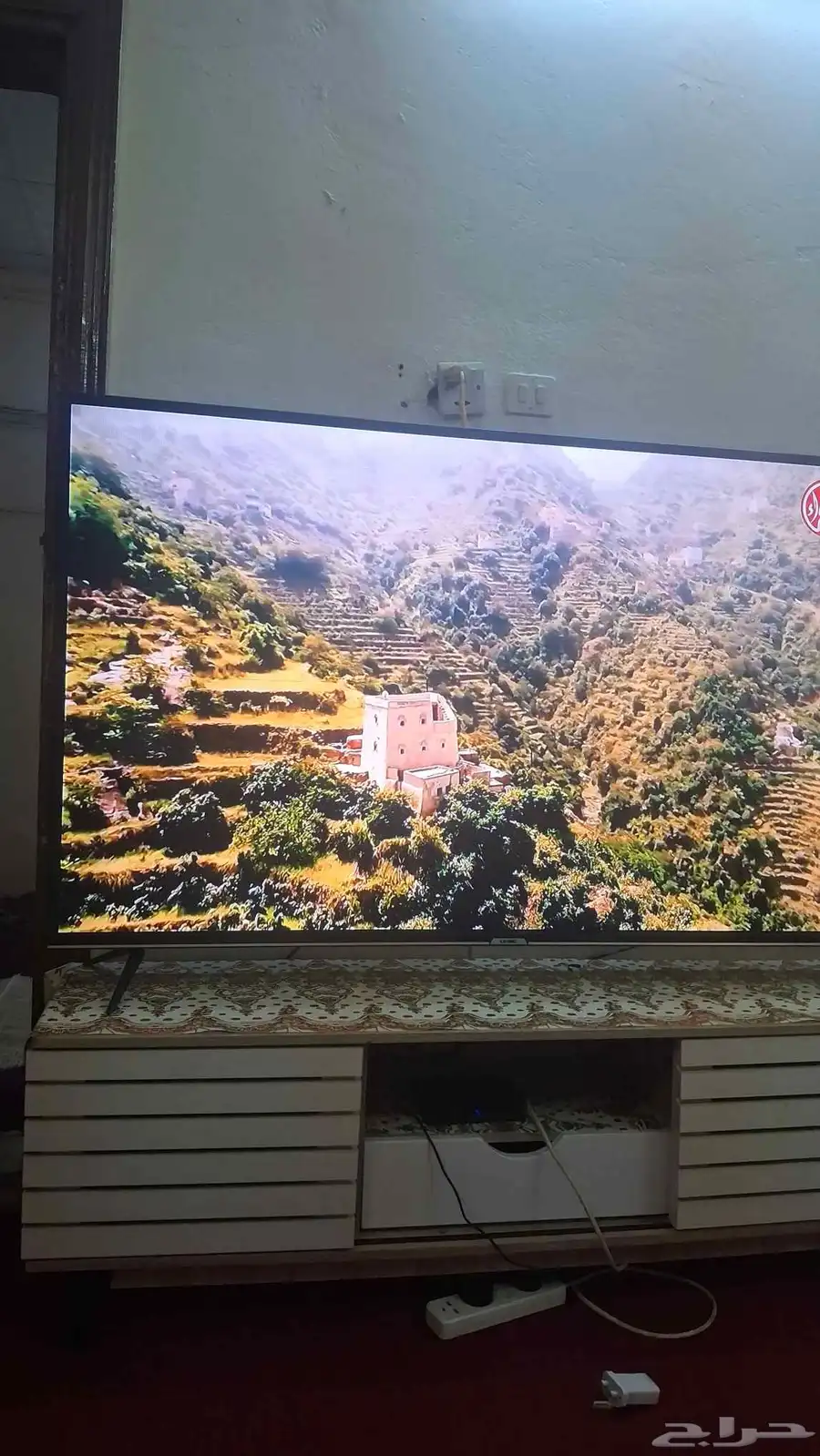 شاشه 85 بوصه سمارت كبيرره جدا  فيها كل التطبيقات شبه جديده 0