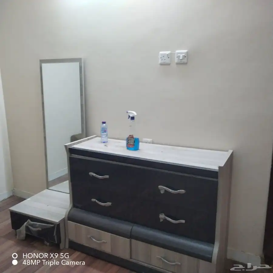 مجلسين تحتاج إلى تنضيف وغرفه نوم مفكوكه ب 1500 وتحت الفارضه 2