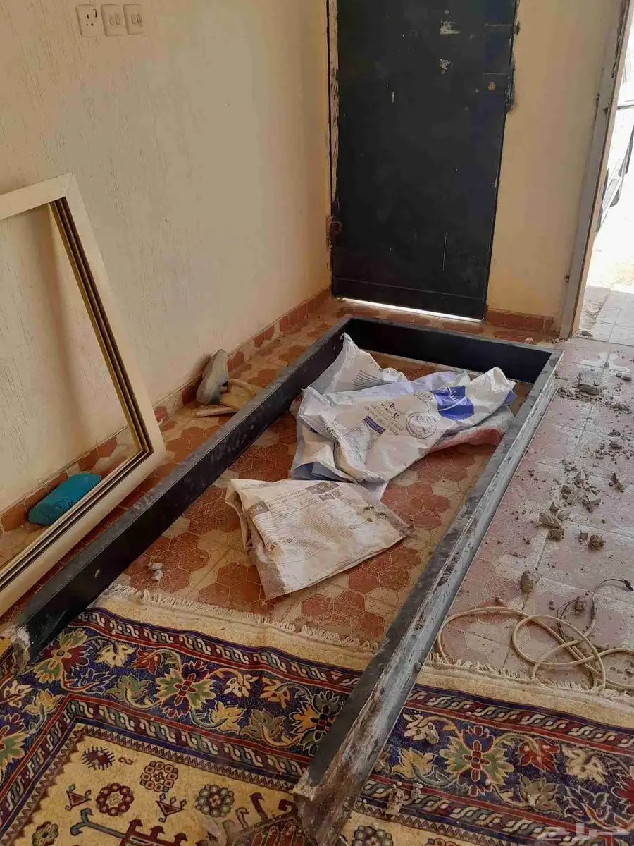 للبيع باب حديد مقاس مترين في متر و شباك 1