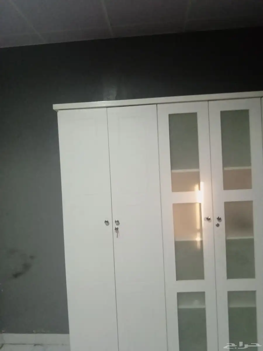 غرفة كاملة مكونة من دولاب 2 كمادينه وتسريحة 2 سرير نفر ونص و 1