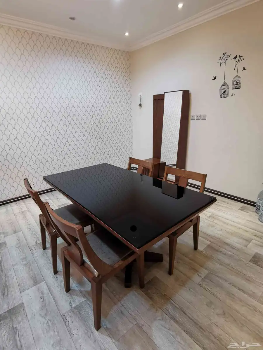 طاوة طعام ودولاب مراية (أثاث فندقي) للبيع 0